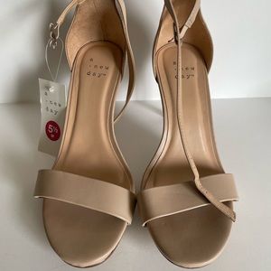 A new day target brand NWT wide width size 5 1/2 beige.